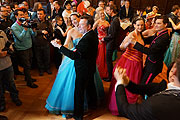 Bürgermeister Josef Schmid durfte mit den Prinzessinen Walzer tanzen (©Foto: Martin Schitz)